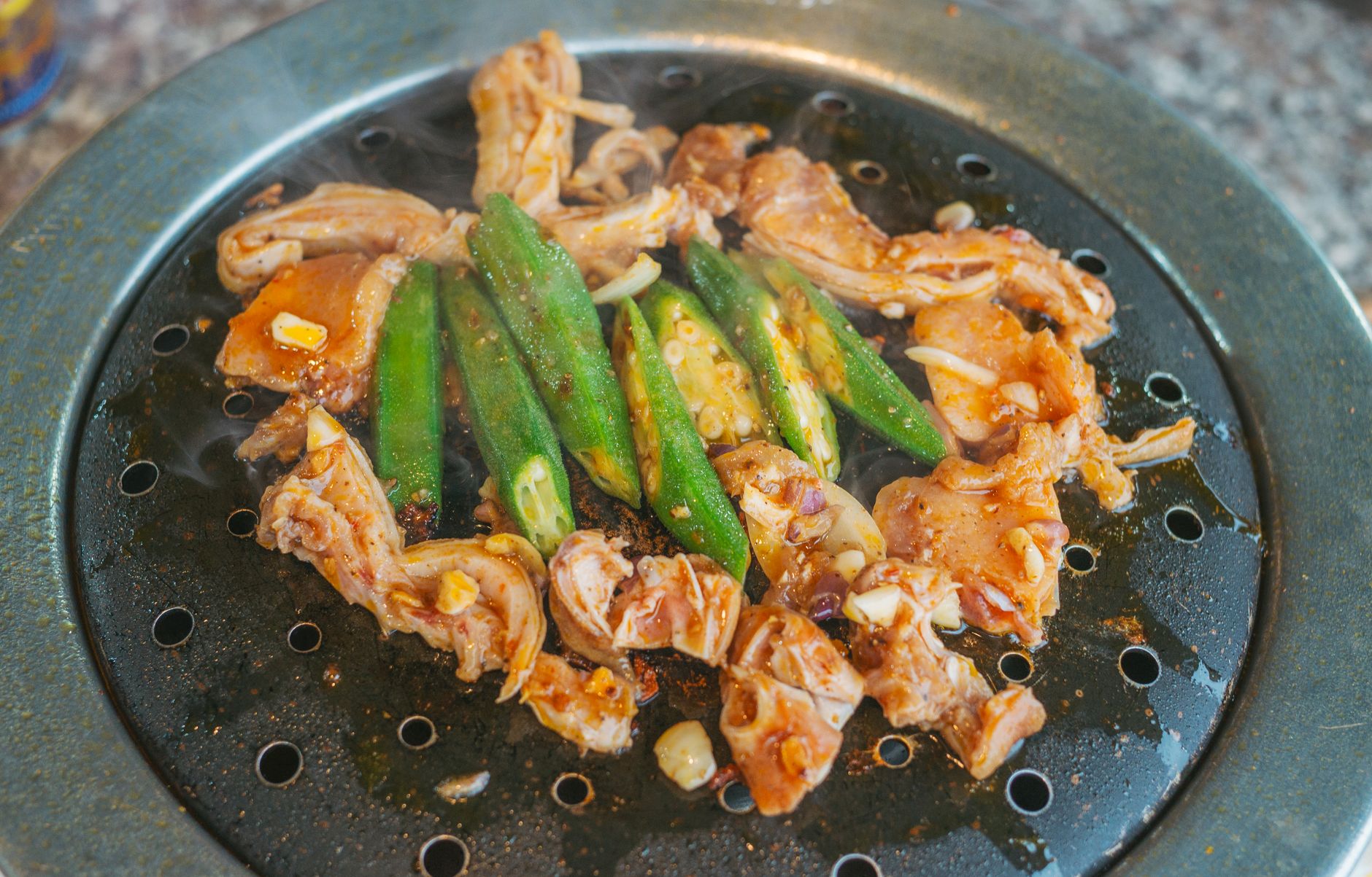 숯불에 구워지는 닭갈비