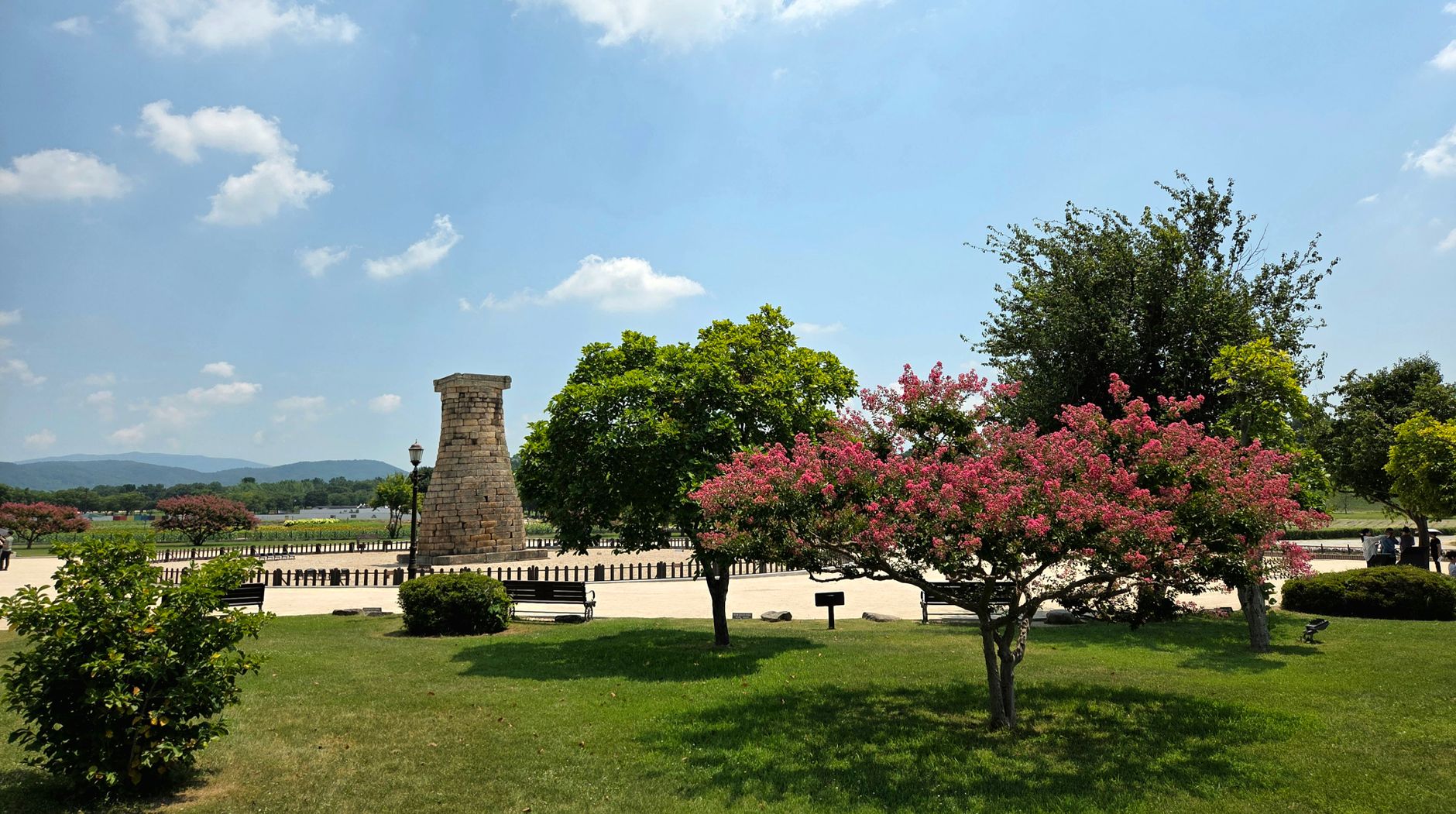경주 첨성대와 주변 잔디밭 전경