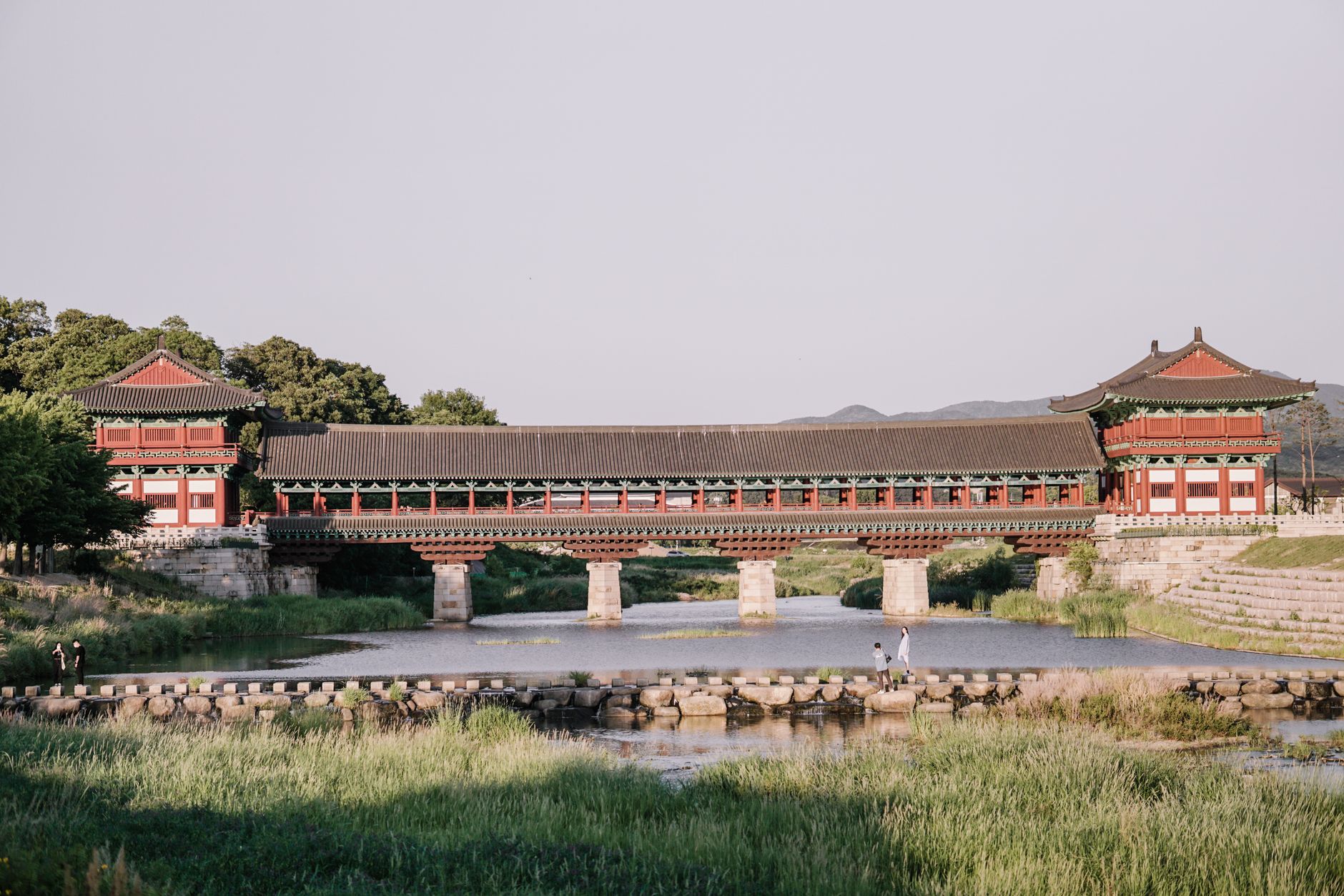 경주 월정교 야경, 다리 조명이 강에 비치는 모습