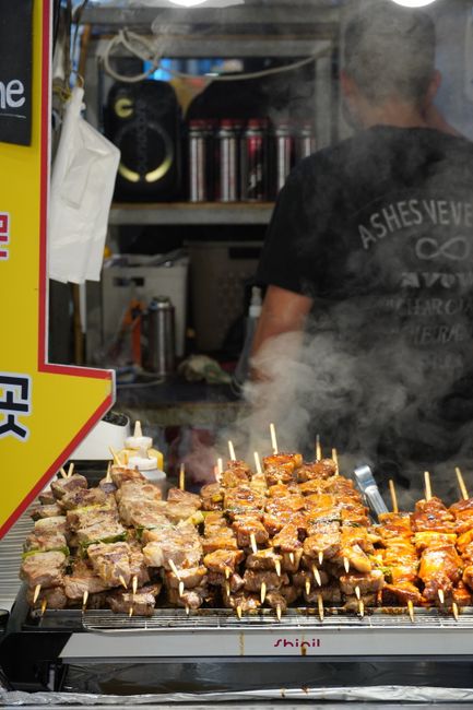 숯불에 굽고 있는 한국식 길거리 꼬치
