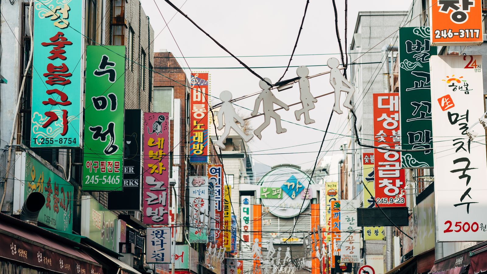 부산 원도심 재래시장 골목의 알록달록한 간판과 노점 풍경