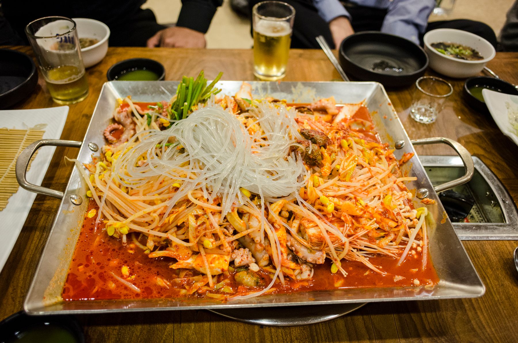 양배추와 깻잎이 곁들여진 닭갈비 완성 접시