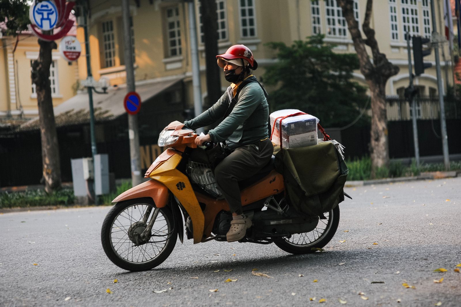 Courier delivering packages quickly through the city