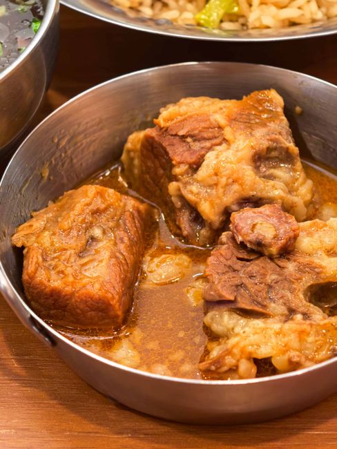 윤기 나게 완성된 갈비찜, 국물이 고기에 자작하게 배어 있다
