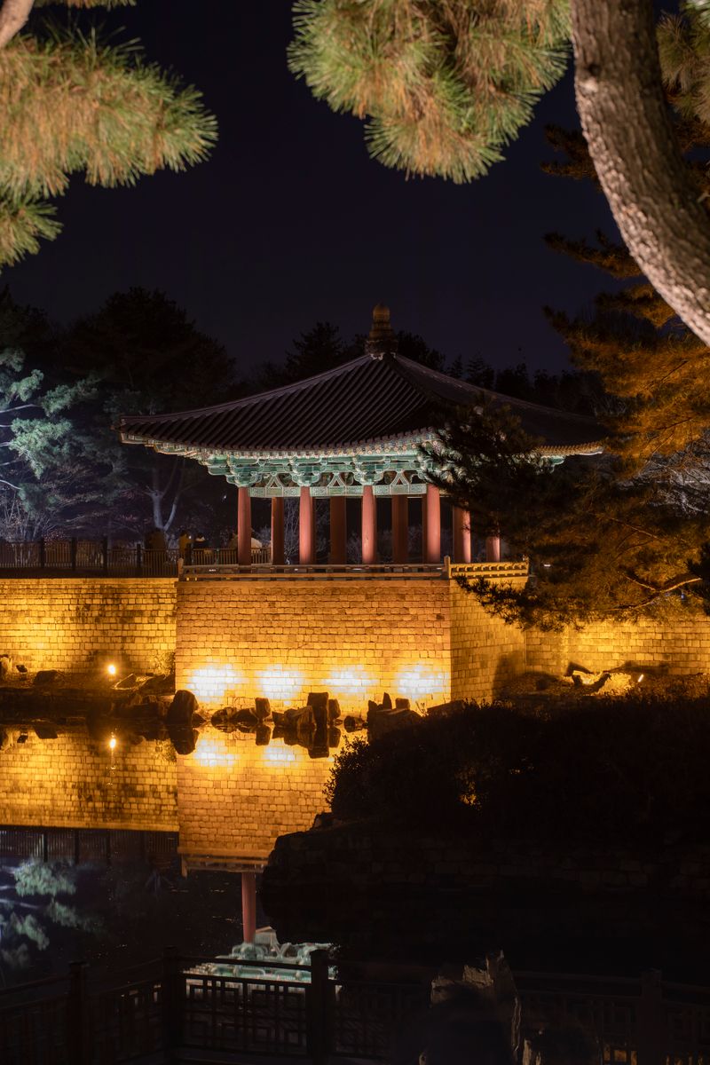 경주 동궁과 월지 야경, 연못에 비친 임해전 조명