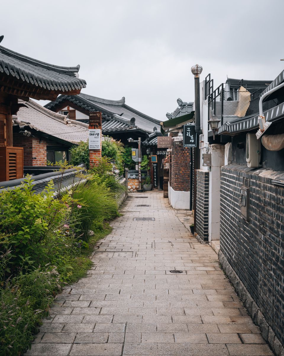전주 한옥마을의 조용한 골목길 풍경