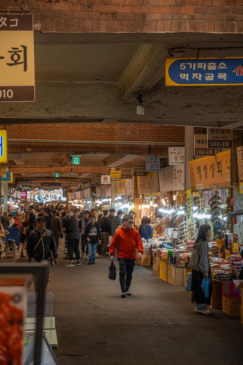 전주 남부시장 실내 시장 풍경, 상인과 손님들