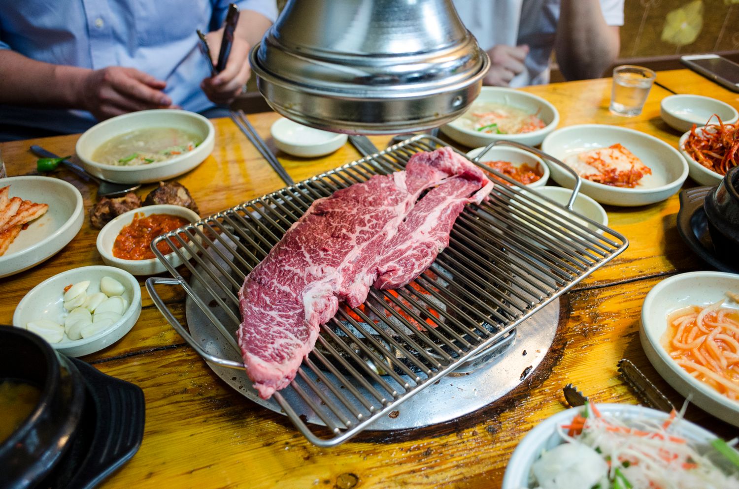 Is It Rude to Pour Your Own Drink in Korea? A Foreigner’s Honest Answer