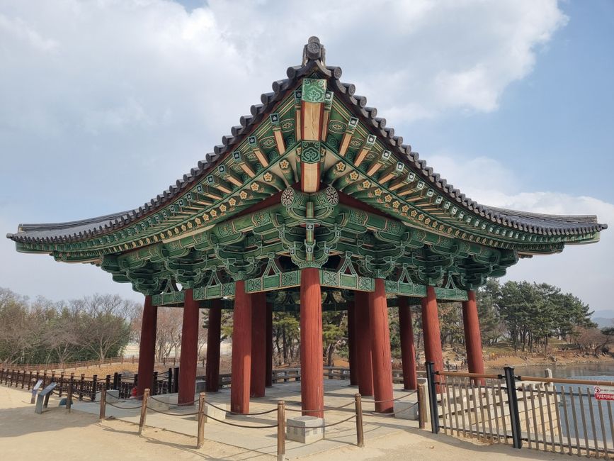 한국 전통 서원의 고즈넉한 마당과 누각