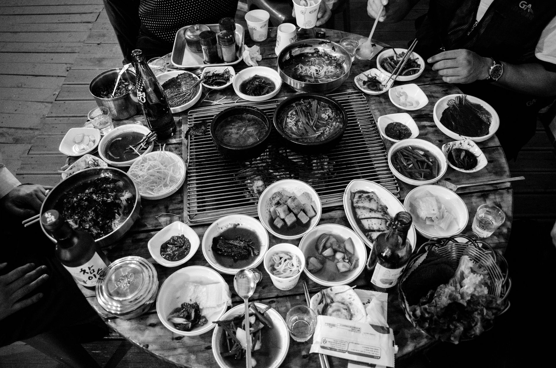 가족들이 둘러앉아 명절 음식을 함께 나누는 식탁 전경