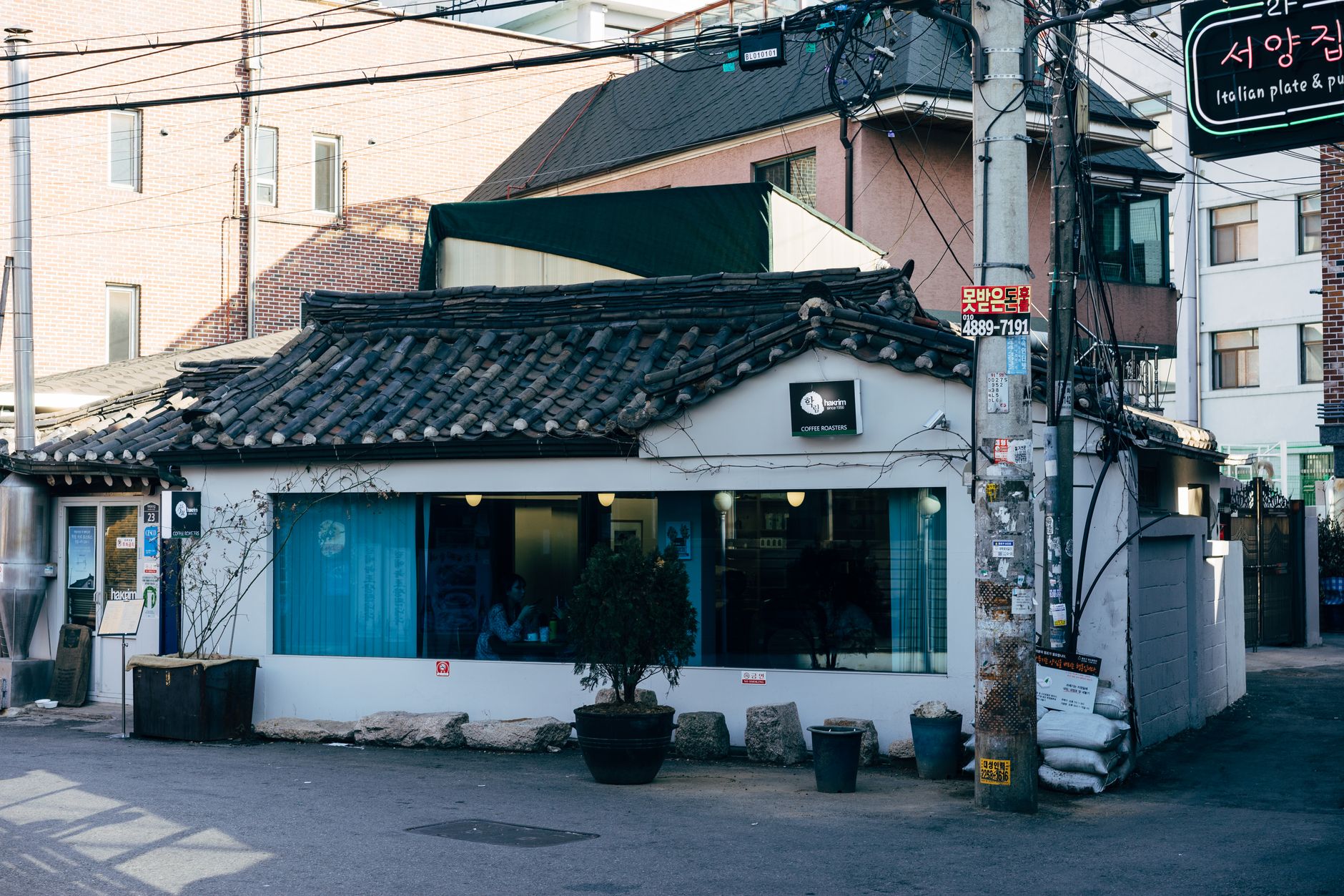 A quiet tiled-roof cafe street tucked into a residential Seoul neighborhood