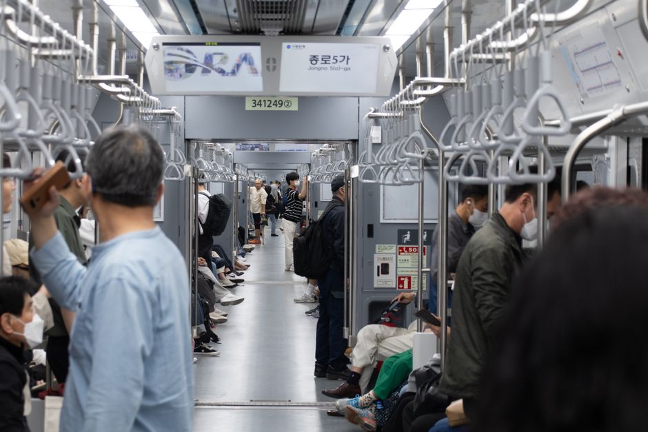 Seoul subway platform with commuters