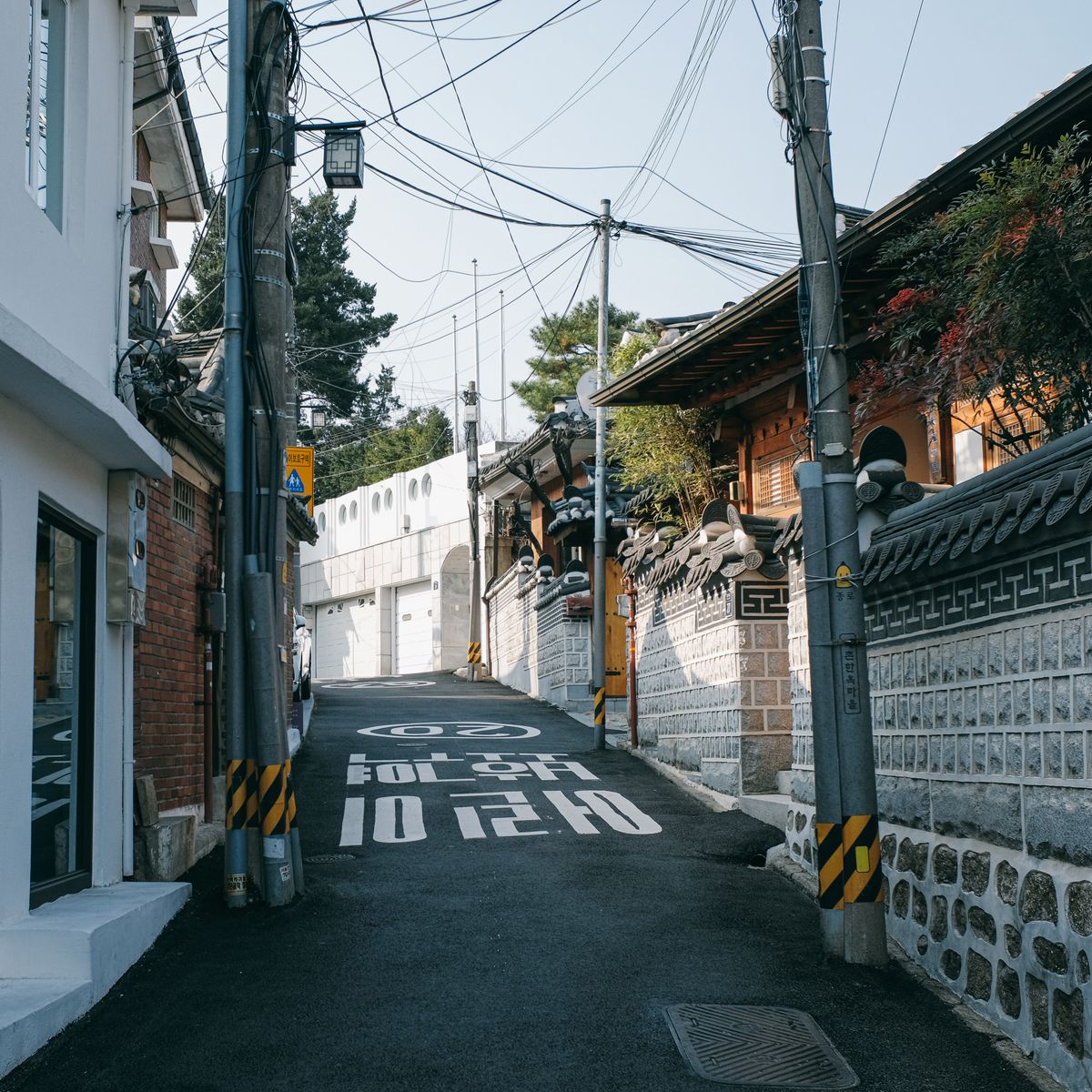 Narrow alley behind traditional buildings in central Seoul at dusk