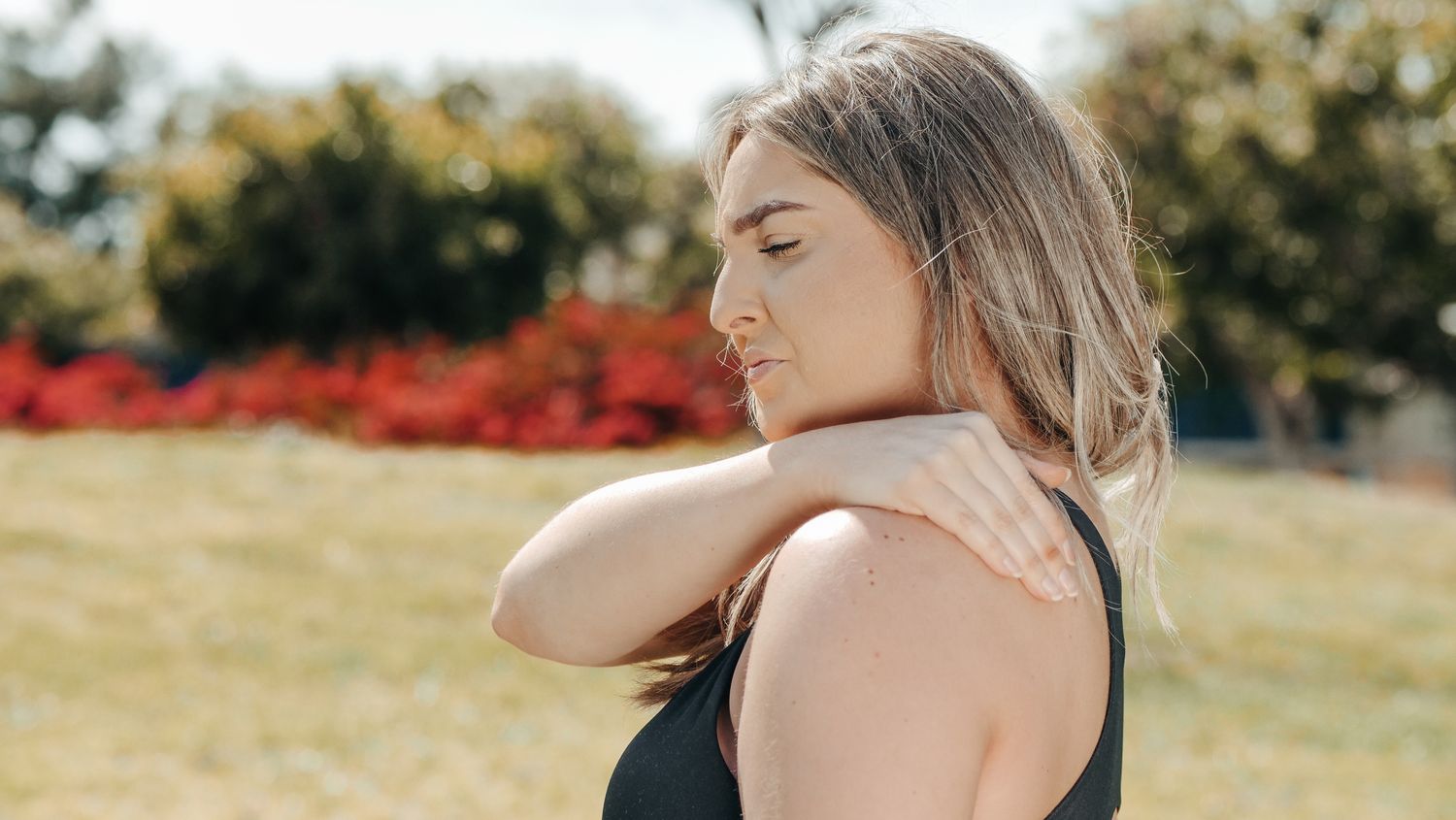 40~50대 어깨 안 올라간다면? 오십견 원인·초기 증상·집에서 하는 관리법