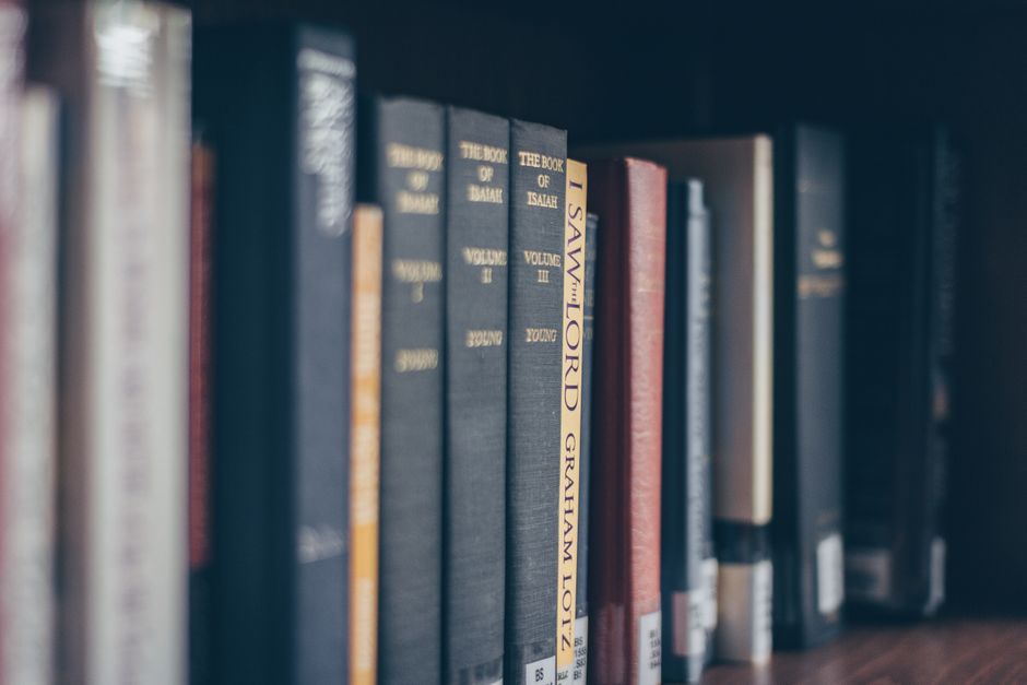 서가에 꽂힌 오래된 책들
