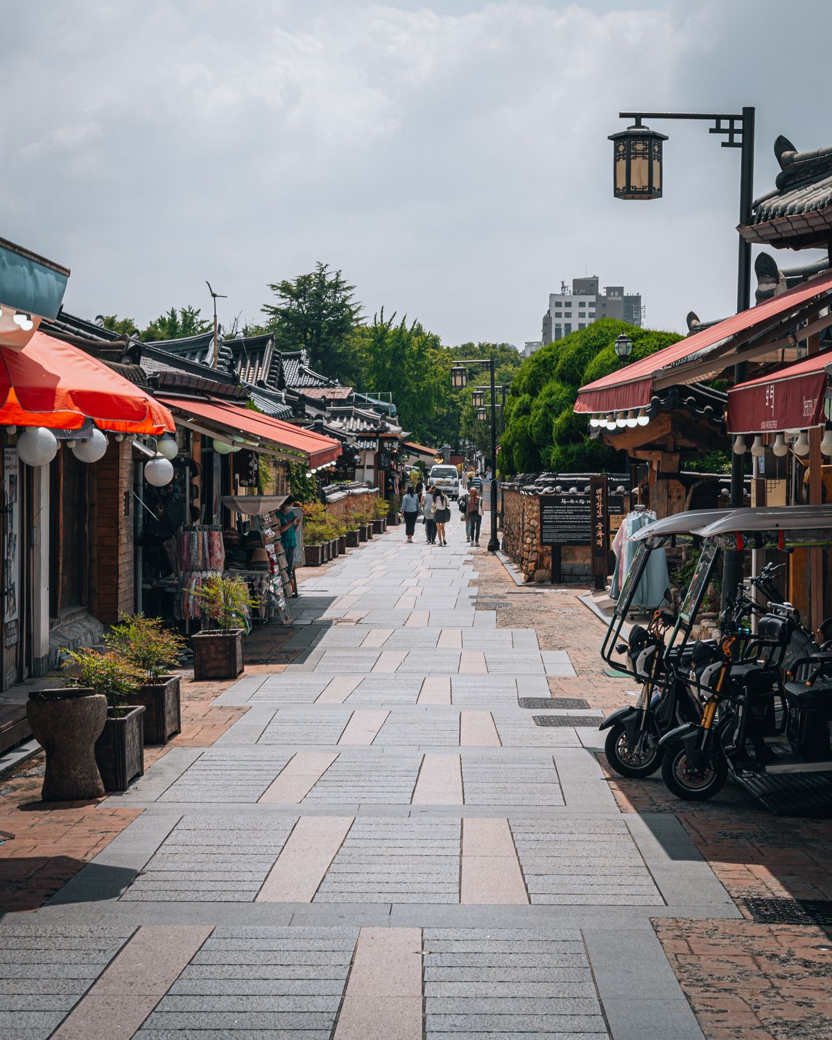전주 남부시장 거리와 상점들
